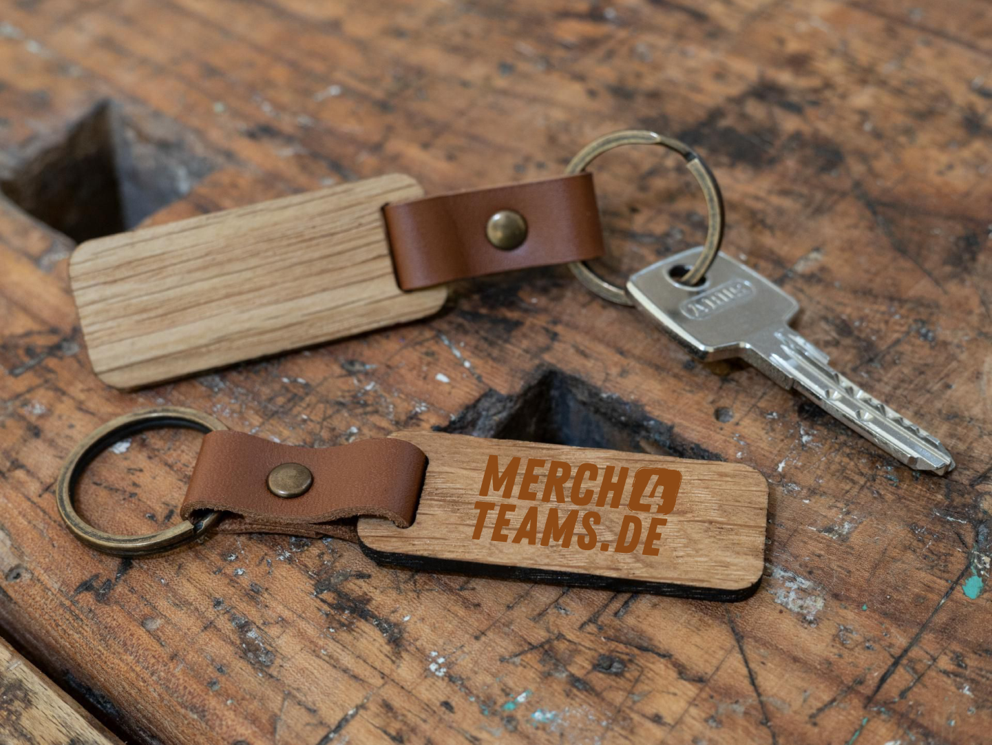 Der Merch4teams Schlüsselanhänger mit Leder 