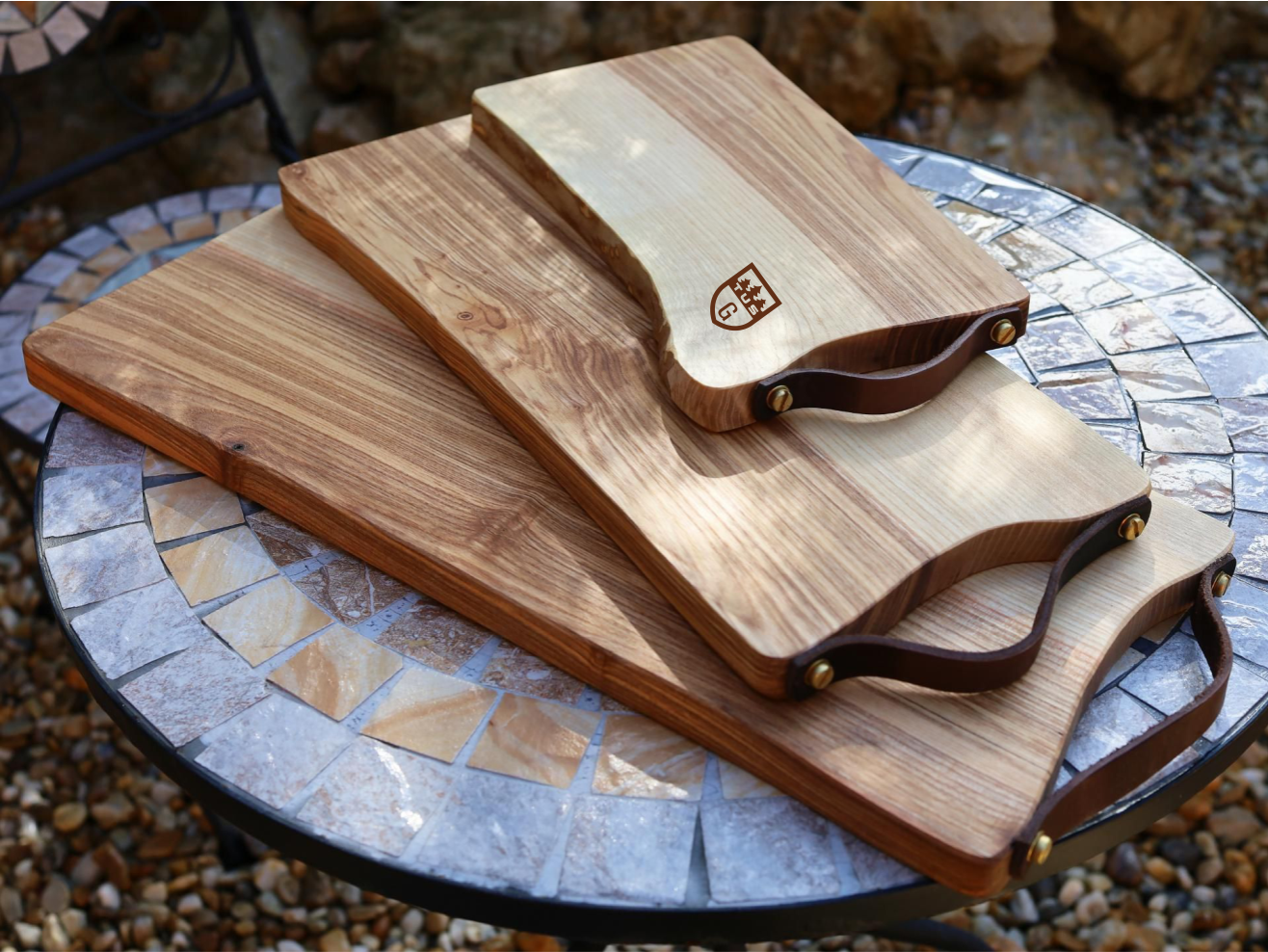 TUS_Geretsried Schneidebrett mit Baumkante und Ledergriff